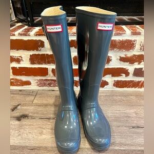 Size 10 women’s hunter rain boots. Gray/glossy style. Tall boot.